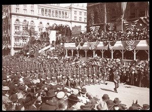 1899年にニューヨークのフィフスアベニューにあるデューイパレードで群衆と行進している軍事グループの様子（銀ゼラチンプリント）